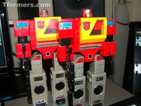 Sdcc Autobot Blaster  (50 of 55)